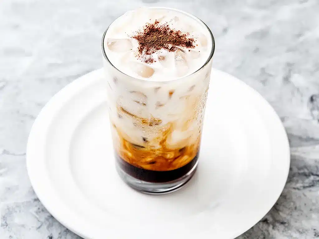 Creamy Iced Dirty Chai Latte: Best Oat Milk Recipe 4 creamy iced dirty chai latte with oat milk preparation steps